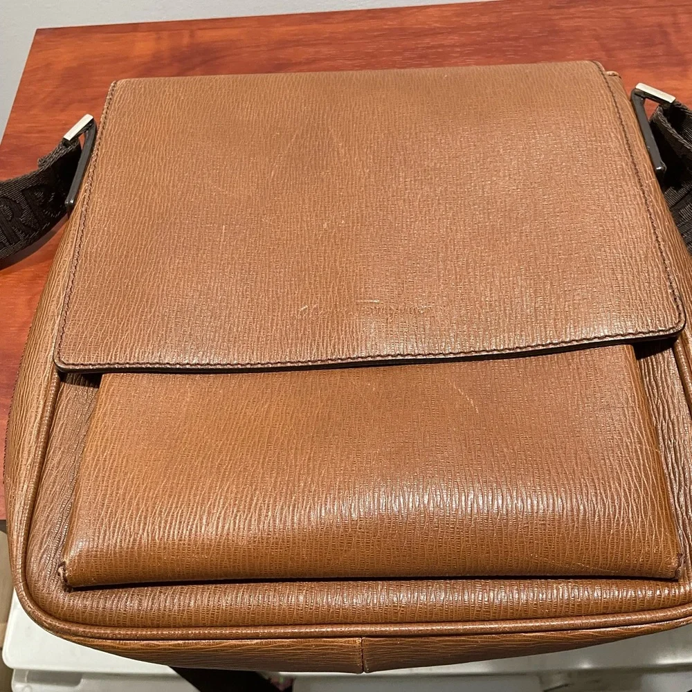 Salvatore Ferragamo textured leather messenger bag - unisex
